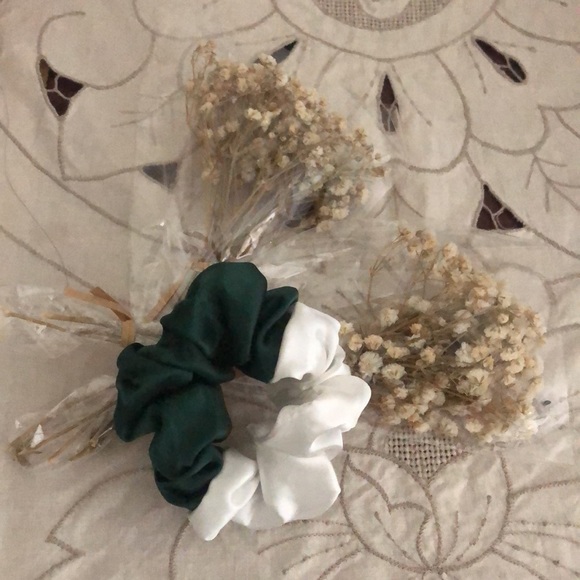 Lily Silk Mulberry Silk Scrunchie - Picture 2 of 3